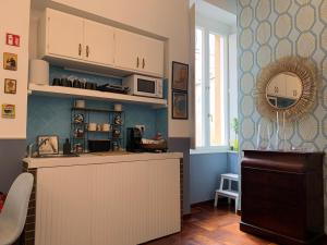 een keuken met een aanrecht en een wastafel in de kamer bij Folle Città B&B in Napels