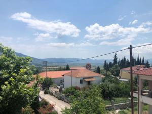 uma vista para uma cidade com montanhas à distância em La maisonnette Villa Katerina em Krionérion