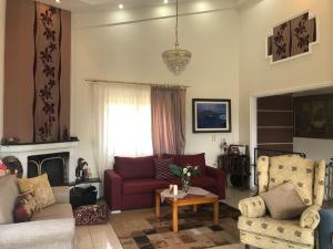 uma sala de estar com dois sofás e uma mesa em La maisonnette Villa Katerina em Krionérion