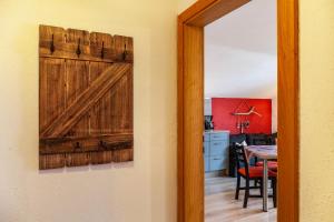 przesuwane drzwi stodoły w jadalni ze stołem w obiekcie Barbara Jais w mieście Mittenwald