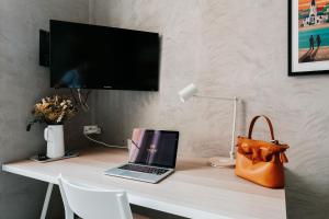 TV a/nebo společenská místnost v ubytování Hôtel Taggât
