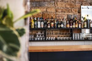 een bar met een paar flessen alcohol bij Hôtel Taggât in Lyon