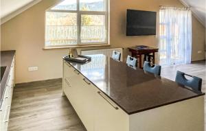 Televízia a/alebo spoločenská miestnosť v ubytovaní Cozy Apartment In Jelesnia
