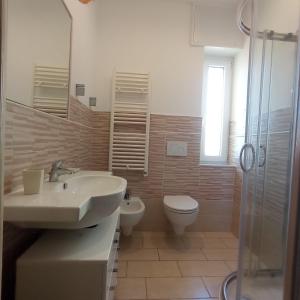 y baño con lavabo, aseo y ducha. en Piazza Mazzini 21, en Loano