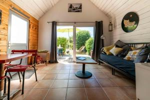 sala de estar con sofá y mesa en La Petite Maison De Papaye, en Le Palais