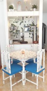 トレビエハにあるNICE 2-BEDROOMSのダイニングルームテーブル(椅子2脚、テーブル1台、テーブル1台、椅子1脚付)