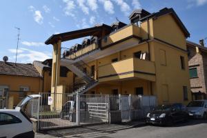 un gran edificio amarillo con una escalera. en Appartamenti Leonardo, en Rho