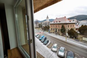 uma vista para uma rua da cidade a partir de uma janela em Ioana Residence Bucovina em Câmpulung Moldovenesc