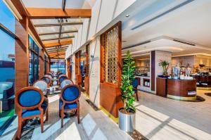 فندق بلو دايموند جدة في جدة: صف من الكراسي والطاولات في المطعم