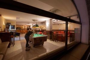 Meja biliard di Hotel Encamp by Nexta