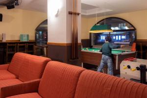 Meja biliard di Hotel Encamp by Nexta