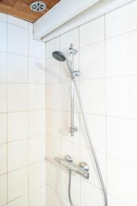 y baño con ducha con cabezal de ducha. en La Petite Maison De Papaye, en Le Palais