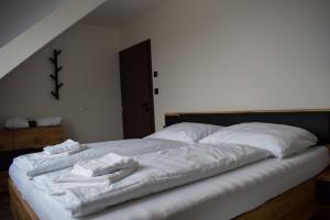 Postel nebo postele na pokoji v ubytování Apartmány Pod Novou