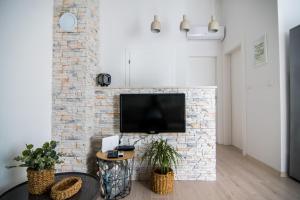 Televízia a/alebo spoločenská miestnosť v ubytovaní Apartments Up&Up