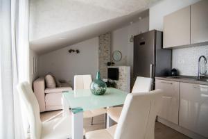 Kuchyňa alebo kuchynka v ubytovaní Apartments Up&Up