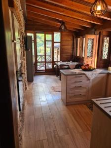 duża kuchnia z blatem w obiekcie Annas cozy cottage Kalymnos w mieście Kalimnos
