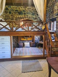 łóżko na podwyższeniu w pokoju ze schodami w obiekcie Annas cozy cottage Kalymnos w mieście Kalimnos