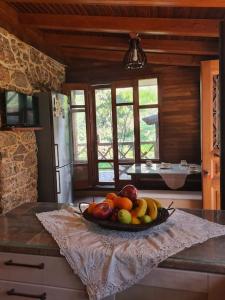 Miska owoców na ladzie w kuchni w obiekcie Annas cozy cottage Kalymnos w mieście Kalimnos