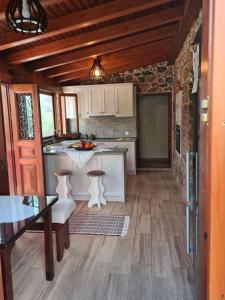 kuchnia ze stołem i blatem w obiekcie Annas cozy cottage Kalymnos w mieście Kalimnos