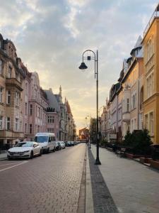 una strada con auto parcheggiate in una strada di città di Apartament Loft 80m2 w sercu miasta a Bydgoszcz