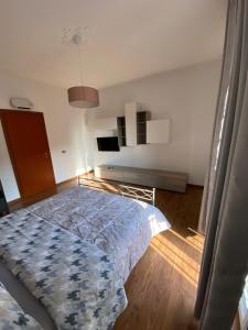 ein Schlafzimmer mit einem Bett in einem Zimmer in der Unterkunft Hlux OI ₐffᵢₜₜₐCₐₘₑᵣₑ in Piacenza
