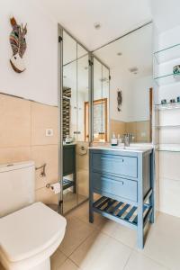 y baño con lavabo azul y aseo. en Home2Book El Perenquén Las Canteras, en Las Palmas de Gran Canaria