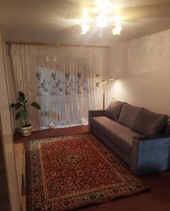 uma sala de estar com um sofá e um tapete em 3-х комнатная квартира по улице Коцюбинского, дом 9 дробь 6 em Kremenchuk