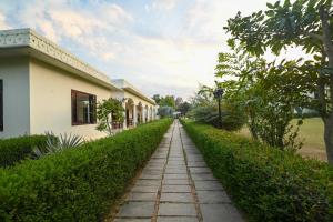 a walkway in front of a building at ClarksInn Suites Ranthambhore in Sawāi Mādhopur