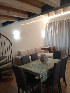 - un salon avec une table et un canapé dans l'établissement Ca' Giorgio, à Cavallino-Treporti