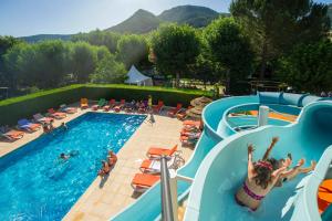 eine Gruppe von Personen auf einer Wasserrutsche in einem Resort in der Unterkunft Les Gites de la Petite Boynarde in Boyne