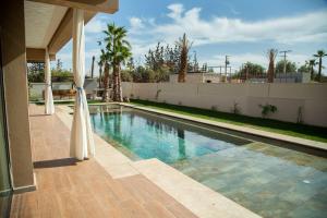 een zwembad in het midden van een huis bij Magnifique nouvelle Villa avec Piscine chauffée in Marrakesh