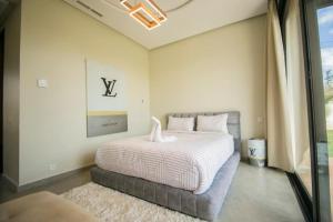een slaapkamer met een bed met een witte vogel erop bij Magnifique nouvelle Villa avec Piscine chauffée in Marrakesh