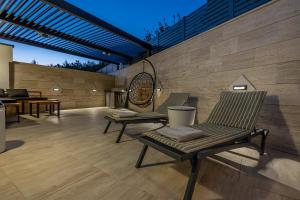 Patio alebo iná vonkajšia časť ubytovania Villa Marassi with Heated Pool, Hot Tub and Sauna