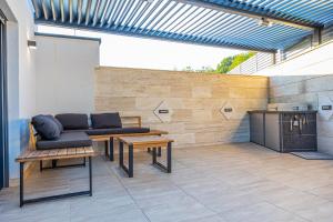 Kuchyňa alebo kuchynka v ubytovaní Villa Marassi with Heated Pool, Hot Tub and Sauna
