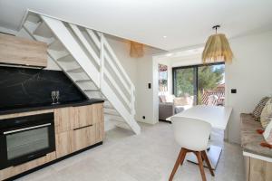 Kuchyň nebo kuchyňský kout v ubytování Casa USHUAÏA face au golfe de St-Tropez + 12 fotografií