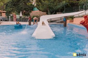 Bazén v ubytovaní Albatross Mobile Homes on Camping Cala Canyelles alebo v jeho blízkosti + 9 fotografií