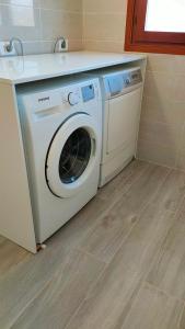 - un lave-linge et un sèche-linge dans la buanderie dans l'établissement La maison de Claire, à Santa Maria di Sala