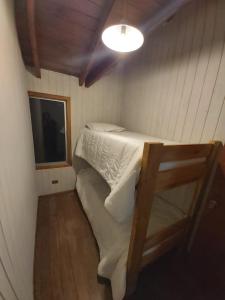 1 dormitorio pequeño con 1 cama en una habitación en Hostal Ruka Lodge, en Villarrica