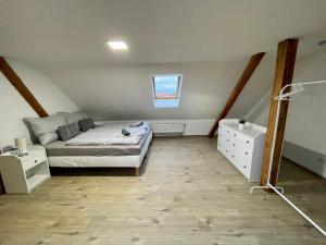 Un pequeño dormitorio con una cama y una escalera en Apartmány Bechyně en Bechyně