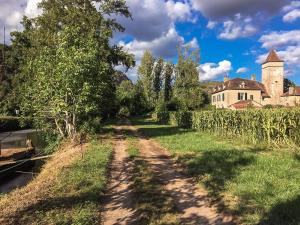 Vonkajšia záhrada v ubytovaní Historic Mansion by River Cénevières