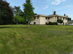 een huis met een boom in het midden van een tuin bij La maison de Claire in Santa Maria di Sala