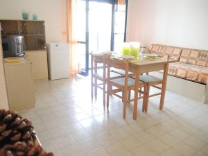 A kitchen or kitchenette at Modern apartment near the beach - Beahost Rentals