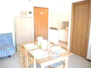 A kitchen or kitchenette at Modern apartment near the beach - Beahost Rentals