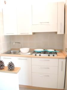 A kitchen or kitchenette at Modern apartment near the beach - Beahost Rentals Még 20 kép