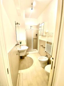 ローマにあるVatican Cozy Suites - Liberty Collectionのバスルーム(トイレ2つ、シンク、シャワー付)