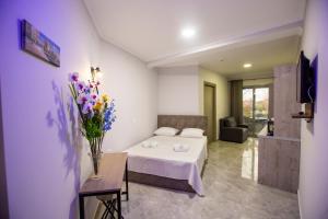 Postel nebo postele na pokoji v ubytování Artemida Suites