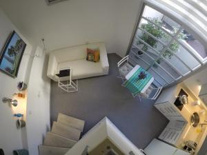 - Vistas a la sala de estar con sofá en Tel Hai City Studio Center Apartment By Nimizz, en Tel Aviv