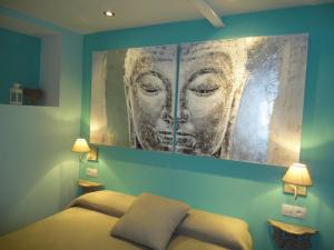 a bedroom with a painting of a woman on the wall at Ruta del Agua Casa Completa 4 hab al lado Monasterio de Piedra in Munébrega