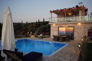 uma villa com piscina em frente a uma casa em Villa Emily em Tsoukaladhes