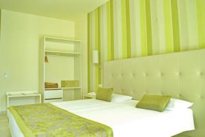 Postel nebo postele na pokoji v ubytování Ouril Hotel Julia